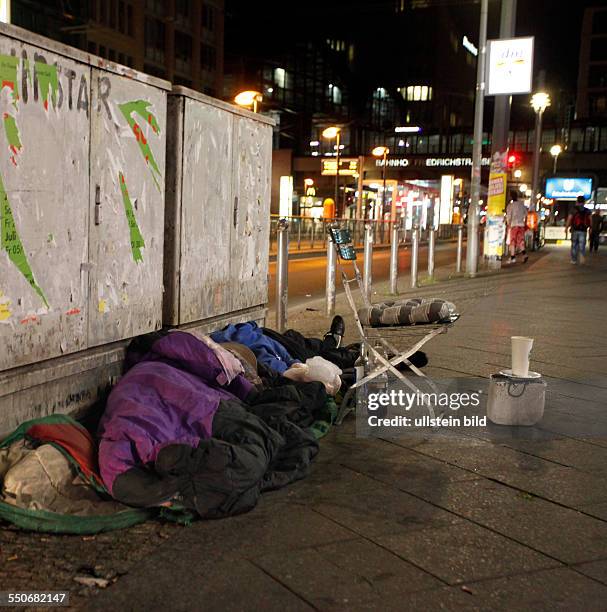 Berlin-Mitte: Wohnungslosigkeit in der Hauptstadt. Immer mehr Armutsflüchtlinge zieht es nach Berlin. Offenbar osteuropäische Obdachlose kampieren...