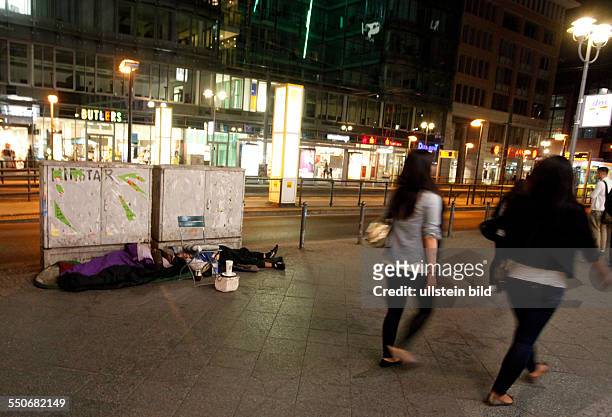 Berlin-Mitte: Wohnungslosigkeit in der Hauptstadt. Immer mehr Armutsflüchtlinge zieht es nach Berlin. Offenbar osteuropäische Obdachlose kampieren...