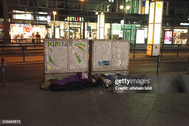 Berlin-Mitte: Wohnungslosigkeit in der Hauptstadt. Immer mehr Armutsflüchtlinge zieht es nach Berlin. Offenbar osteuropäische Obdachlose kampieren...