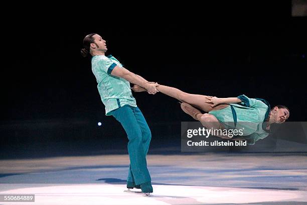 Holiday on Ice Show 2014 Produktion: Platinum Norbert Schramm nimmt als Conférencier das Publikum im Rahmen der Jubiläums-Show auf die Reise durch 70...