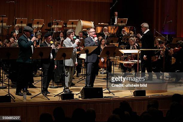 Helmuth Froschauer leitet das WDR Rundfunkorchester Köln bei der Uraufführung der verschollenen Operette in vier Akten "Die Kölner in Paris", in der...
