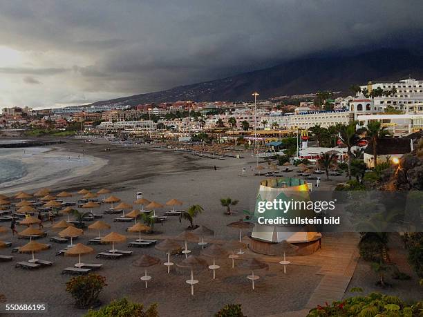 Spanien, Adeje, Tenerifffa, , Adeje, Teneriffa, Spanien, Bucht, Strand von Adeje, Strandbar, Daemmerung