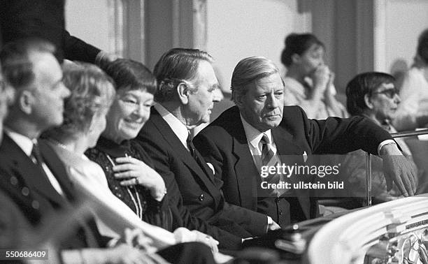 Ehrengäste Berthold Beitz, Helmut Schmidt im Opernhaus. Dresden DDR, 13. 02. 1985. Vierzigster Jahrestag der Bombardierung. Partei- und Staatsführung...