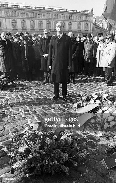 Hans-Otto Bräutigam , Ständiger Vertreter der BRD bei Kranzniederlegung an der Frauenkirche. Dresden DDR, 13. 02. 1985. Vierzigster Jahrestag der...