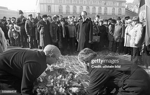 Hans-Otto Bräutigam , Ständiger Vertreter der BRD bei Kranzniederlegung an der Frauenkirche. Dresden DDR, 13. 02. 1985. Vierzigster Jahrestag der...