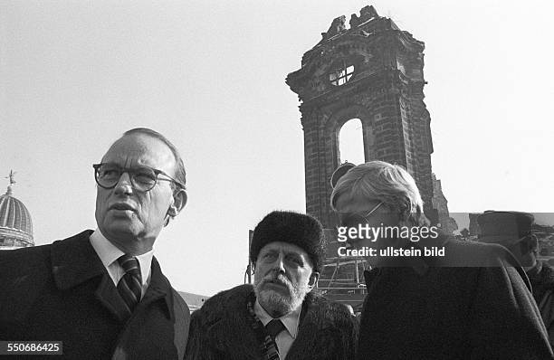 Hans-Otto Bräutigam , Ständiger Vertreter der BRD vor der Frauenkirche. Dresden DDR, 13. 02. 1985. Vierzigster Jahrestag der Bombardierung. Partei-...