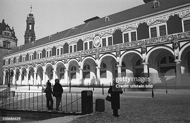 Restaurierter Stallhof im Schlosskomplex. Dresden DDR, 14. 02. 1985. Vierzigster Jahrestag der Bombardierung. Partei- und Staatsführung des Arbeiter-...
