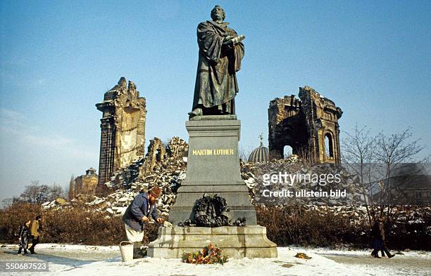 Martin Luther Standbild, Ruine der Frauenkirche. Dresden DDR, 14. 02. 1985. Vierzigster Jahrestag der Bombardierung. Partei- und Staatsführung des...
