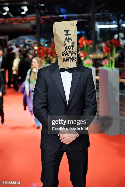 Germany/ Berlin/ Berlinale - Premiere zum Film: NYMPHOMANIAC VOLUME I, im Berlinale Palast. Shia LaBeouf mit Papiertüte I AM NOT FAMOUS ANYMORE