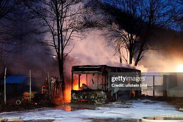 Ein Linienbus geht am Dienstagmorgen in Flammen auf, mehrere Gasflaschen in der Nähe explodieren. Als gegen 6.30 Uhr ein Busfahrer sein...