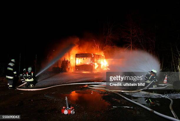 Ein Linienbus geht am Dienstagmorgen in Flammen auf, mehrere Gasflaschen in der Nähe explodieren. Als gegen 6.30 Uhr ein Busfahrer sein...