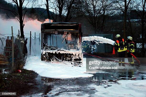 Ein Linienbus geht am Dienstagmorgen in Flammen auf, mehrere Gasflaschen in der Nähe explodieren. Als gegen 6.30 Uhr ein Busfahrer sein...