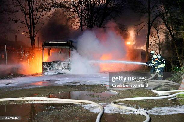 Ein Linienbus geht am Dienstagmorgen in Flammen auf, mehrere Gasflaschen in der Nähe explodieren. Als gegen 6.30 Uhr ein Busfahrer sein...