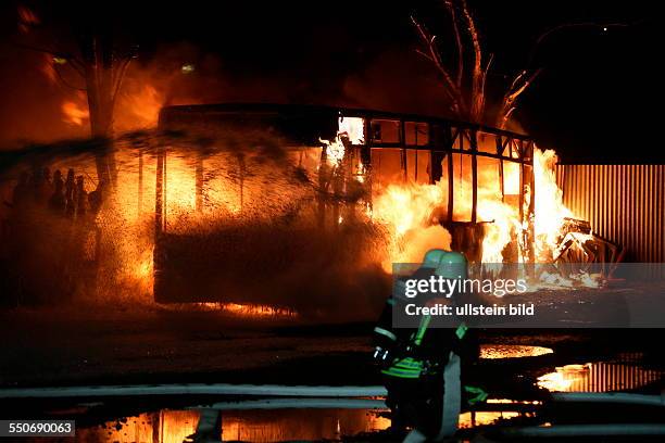 Ein Linienbus geht am Dienstagmorgen in Flammen auf, mehrere Gasflaschen in der Nähe explodieren. Als gegen 6.30 Uhr ein Busfahrer sein...