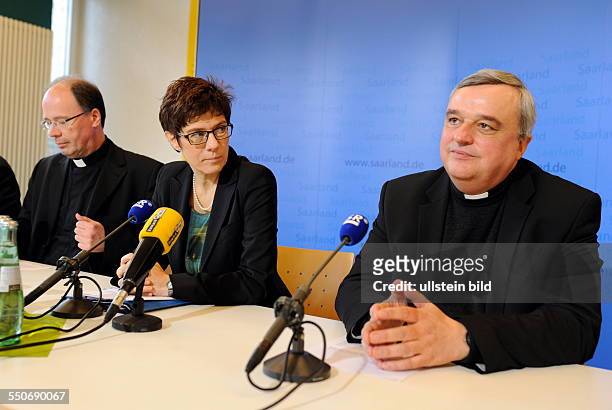 In der Landespressekonferenz werden im Pfarrheim der katholischen Kirchengemeinde in Saarbrücken die Ergebnisse der Spitzengespräche mit der...