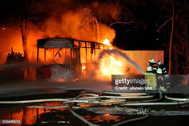 Ein Linienbus geht am Dienstagmorgen in Flammen auf, mehrere Gasflaschen in der Nähe explodieren. Als gegen 6.30 Uhr ein Busfahrer sein...