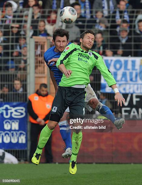 Fussball, Saison 2013-2014, 2. Bundesliga, 16. Spieltag, VfL Bochum - 1860 Muenchen 1-2, Benjamin Lauth , re., gegen Paul Freier