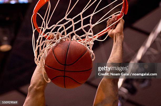 basketball dunk - basketball sport stock-fotos und bilder