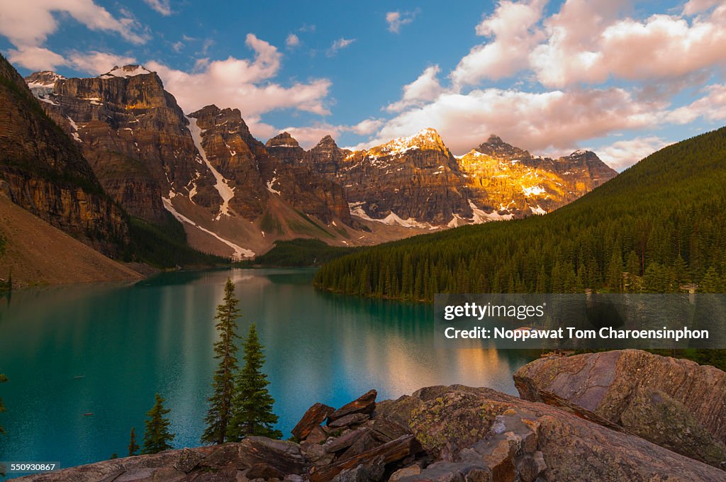 Moraine Lake and mountains