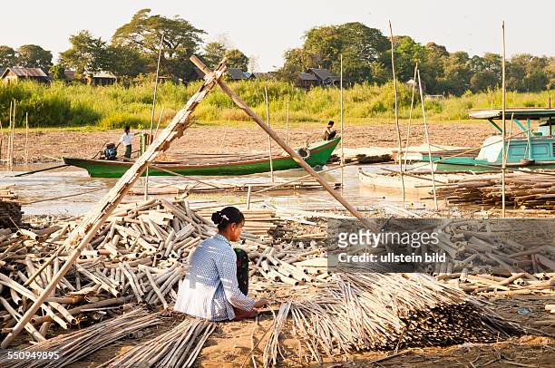 Bambus wird verarbeitet am Ufer des Ayeyaewady