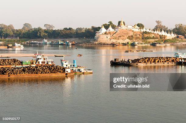 Schiff mit Holz und im Hintergrund eine Pagode