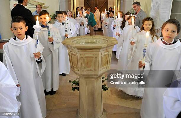 Kinder empfangen in der Kirche St. Johannes Baptista in Altenkessel ihre Heilige Erstkommunion.