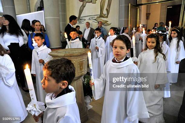 Kinder empfangen in der Kirche St. Johannes Baptista in Altenkessel ihre Heilige Erstkommunion.