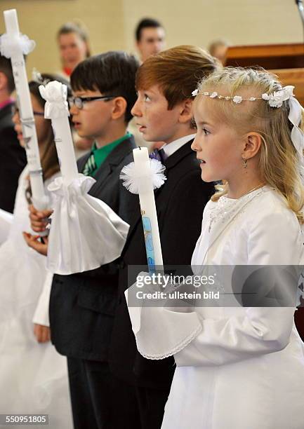 Kinder empfangen in der Kirche St. Hedwig in Wehrden ihre Heilige Erstkommunion.