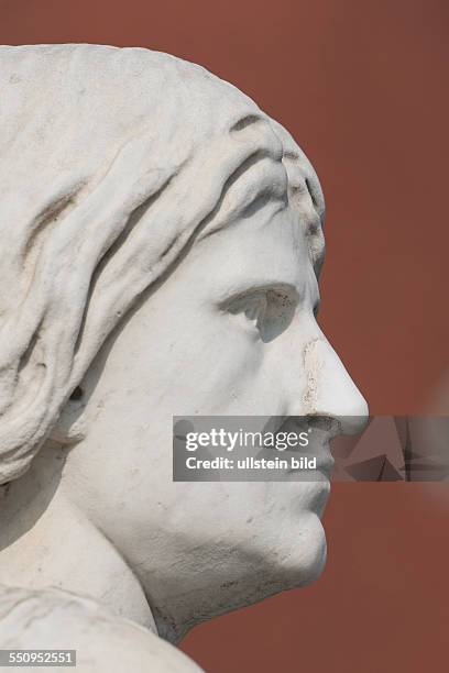 Das Schiller-Denkmal in Berlin-Mitte steht an zentraler Stelle auf dem Gendarmenmarkt, vor der Freitreppe zum früheren Königlichen Schauspielhaus,...