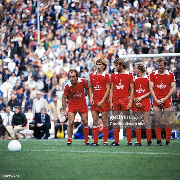 Football, Bundesliga, 1978/1979, Parkstadion, FC Schalke 04 versus FC Bayern Munich 2:1, scene of the match, free kick, wall of Bayern players,...