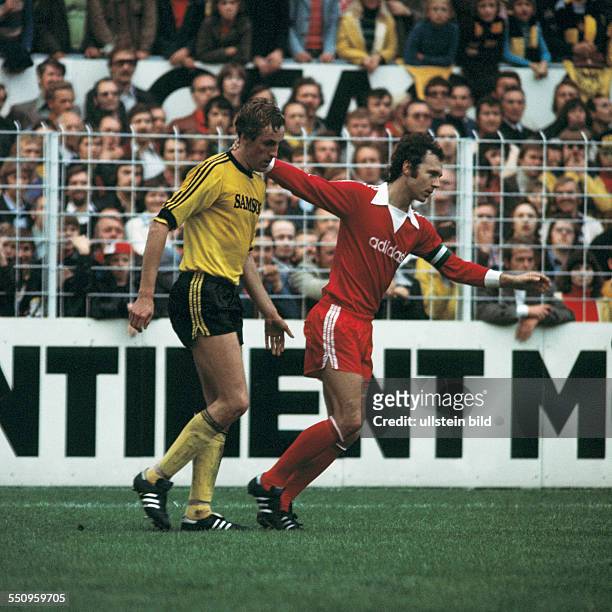 Football, Bundesliga, 1976/1977, Westfalen Stadium, Borussia Dortmund versus FC Bayern Munich 3:3, scene of the match, Franz Beckenbauer right...