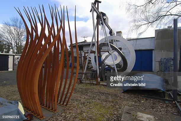 In der Bohnsdorfer Richterstrasse 6 findet morgen, Montag nun endgueltig die Zwangsraeumung des Skulpturenareals mit Werken der Metallkunst des...