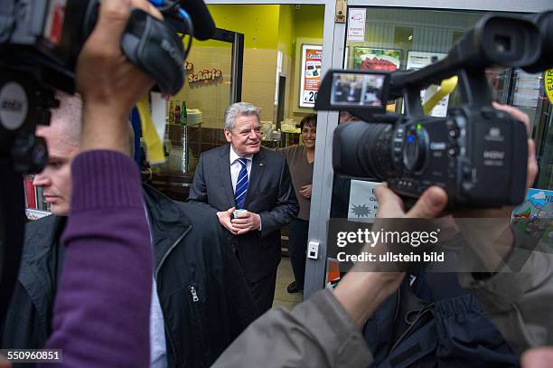 Berlin, Kreuzberg, , Bundespraesident Joachim Gauck "Unterwegs zum Miteinander", Besuche in verschiedenen Berliner Bezirken, hier im Cafe Kotti am...