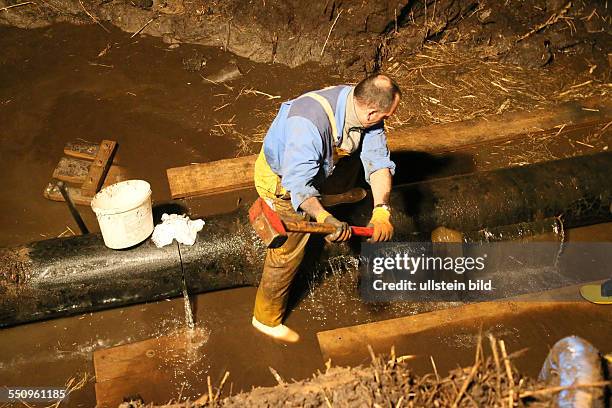 Die ganze Nacht hindurch wurde an dem Rohr gearbeitet --- In Überherrn ist Wasserchaos ausgebrochen, nachdem die Hauptwasserleitung der...