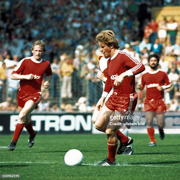 Football, Bundesliga, 1975/1976, Georg Melches Stadium, Rot Weiss Essen versus FC Bayern Munich 3:3, scene of the match, f.l.t.r. Bernd Duernberger ,...