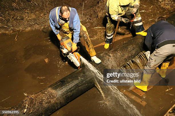 Die ganze Nacht hindurch wurde an dem Rohr gearbeitet --- In Überherrn ist Wasserchaos ausgebrochen, nachdem die Hauptwasserleitung der...