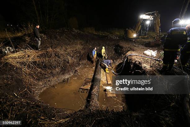 Die ganze Nacht hindurch wurde an dem Rohr gearbeitet --- In Überherrn ist Wasserchaos ausgebrochen, nachdem die Hauptwasserleitung der...