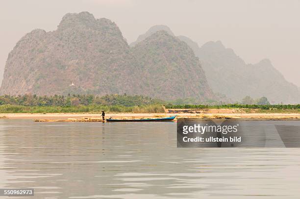 Der Thanlwin Fluss, Bambus wird den Fluss herunter gefloest