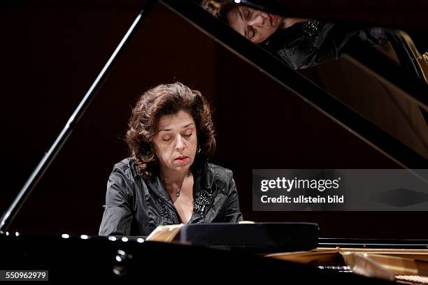 Elena Bashkirova gastiert mit Werken von Franz Liszt, Isaac Albéniz, Galina Ustwolskaja und Peter Iljitsch Tschaikowsky in der Philharmonie Köln