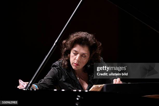 Elena Bashkirova gastiert mit Werken von Franz Liszt, Isaac Albéniz, Galina Ustwolskaja und Peter Iljitsch Tschaikowsky in der Philharmonie Köln