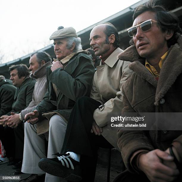 Football, Bundesliga, 1974/1975, Radrennbahn Muengersdorf, 1. FC Cologne versus FC Bayern Munich 1:0, coaching bench Munich, Manager Robert Schwan...