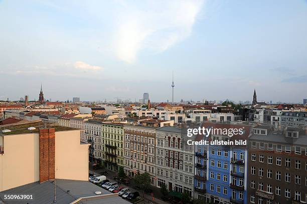 Blick über die Dächer von Berlin-Prenzlauer Berg und der Oderberger Strasse in Richtung Fernsehturm