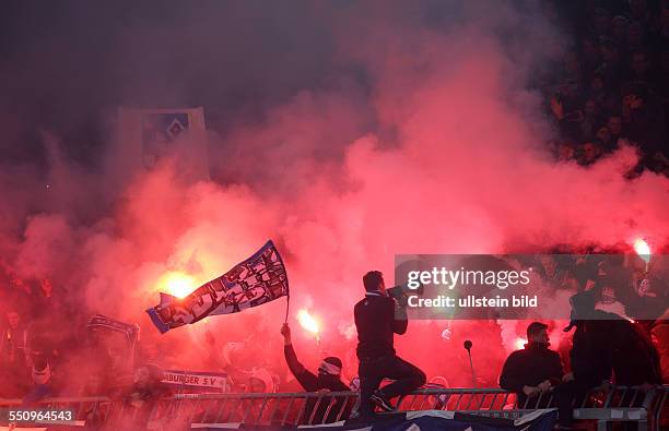 Randale, Feuer, Qualm, Rauch, Pyrotechnik, Fanblock, HSV-Fans , Eintracht Braunschweig - HSV Hamburger SV, Bundesliga DFL, Sport, Fußball Fussball,...