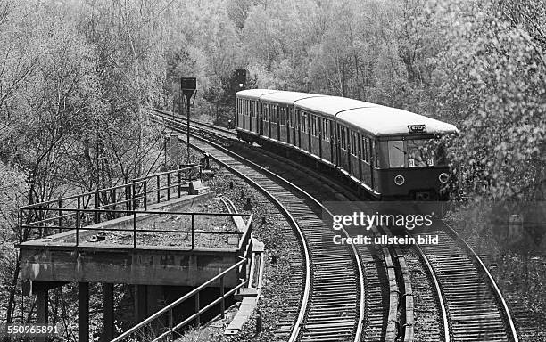 Bahnzug Richtung Westkreuz am Bahnhof Heerstraße. Berlin , 22. 04. 1976. Die Reichsbahn der DDR bot dem Senat die Verpachtung der Stadtbahn an....