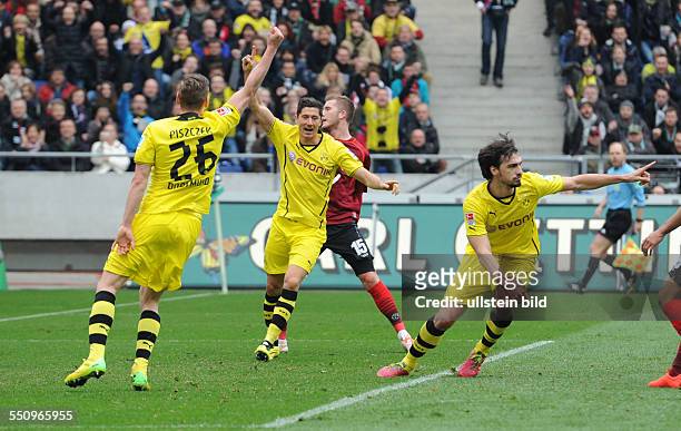 Fussball, Saison 2013-2014, 1. Bundesliga, 26. Spieltag, Hannover 96 - Borussia Dortmund 0-3, Jubel BVB, v.re., Mats Hummels , Robert Lewandowski ,...