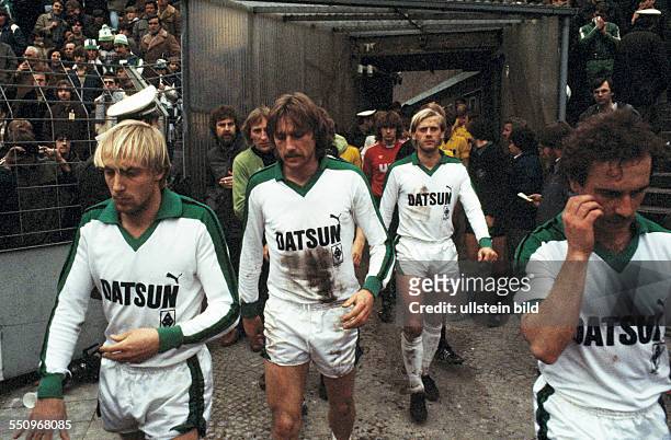 Football, Bundesliga, 1981/1982, Stadium am Boekelberg, Borussia Moenchengladbach versus Borussia Dortmund 0:1, running-in to the second half,...