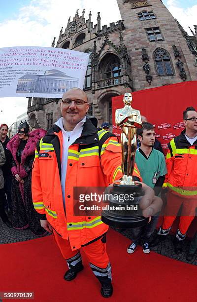 Ver.di saar veranstaltet eine "Oskar-Verleihung" vor dem Saarbrücker Rathaus. Über einen roten Teppich schreiten Angestellte des öffentlichen...