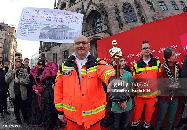 Ver.di saar veranstaltet eine "Oskar-Verleihung" vor dem Saarbrücker Rathaus. Über einen roten Teppich schreiten Angestellte des öffentlichen...