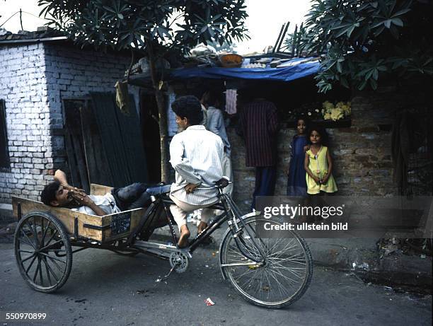 Indien : Menschen, Landschaften und Ereignisse zwischen 1965 und 1995 nach historischen Motiven und Aufnahmen . Kinder trinken Wasser in Neu Delhi