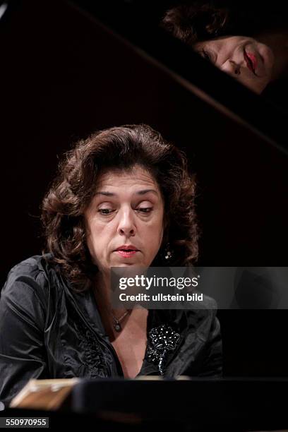 Elena Bashkirova gastiert mit Werken von Franz Liszt, Isaac Albéniz, Galina Ustwolskaja und Peter Iljitsch Tschaikowsky in der Philharmonie Köln